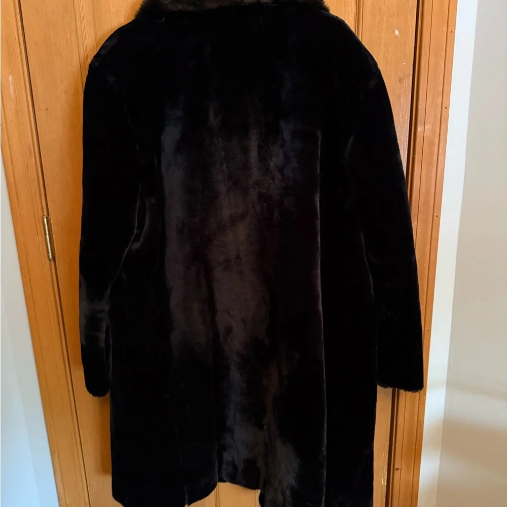Luxurious Black Fur-Trimmed Trench Coat - Picture 3 of 8